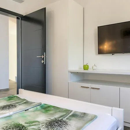 Gorgeous In With Kitchen * Galižana