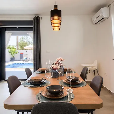 Gorgeous In With Kitchen Semesterbostad Galižana