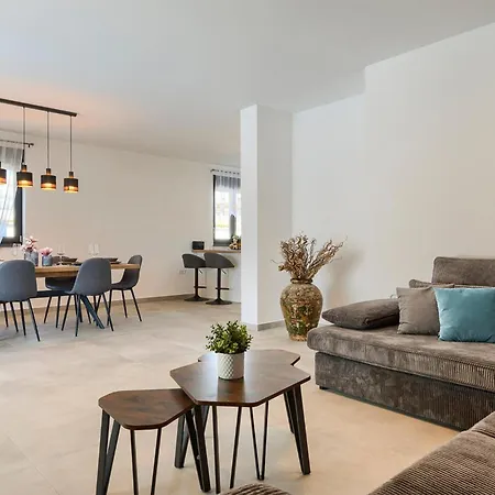 Gorgeous In With Kitchen Semesterbostad