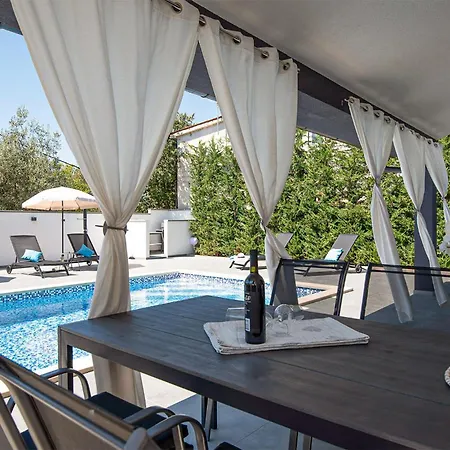 Gorgeous In With Kitchen Semesterbostad *