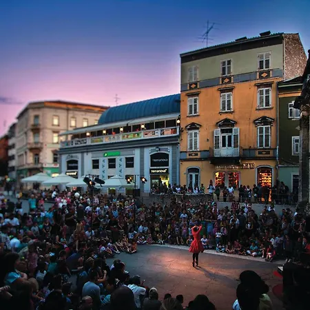 Semesterbostad Gorgeous In With Kitchen Galižana
