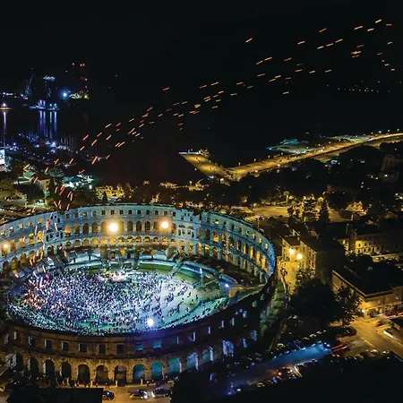 Gorgeous In With Kitchen Semesterbostad *